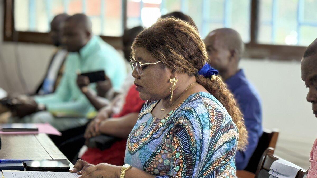 Un intervenant parle à un public.