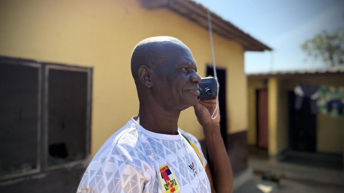 Un homme utilise un équipement radio.