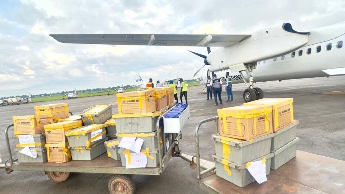 Des fournitures sont photographiées à côté d’un avion de l’ONU. 