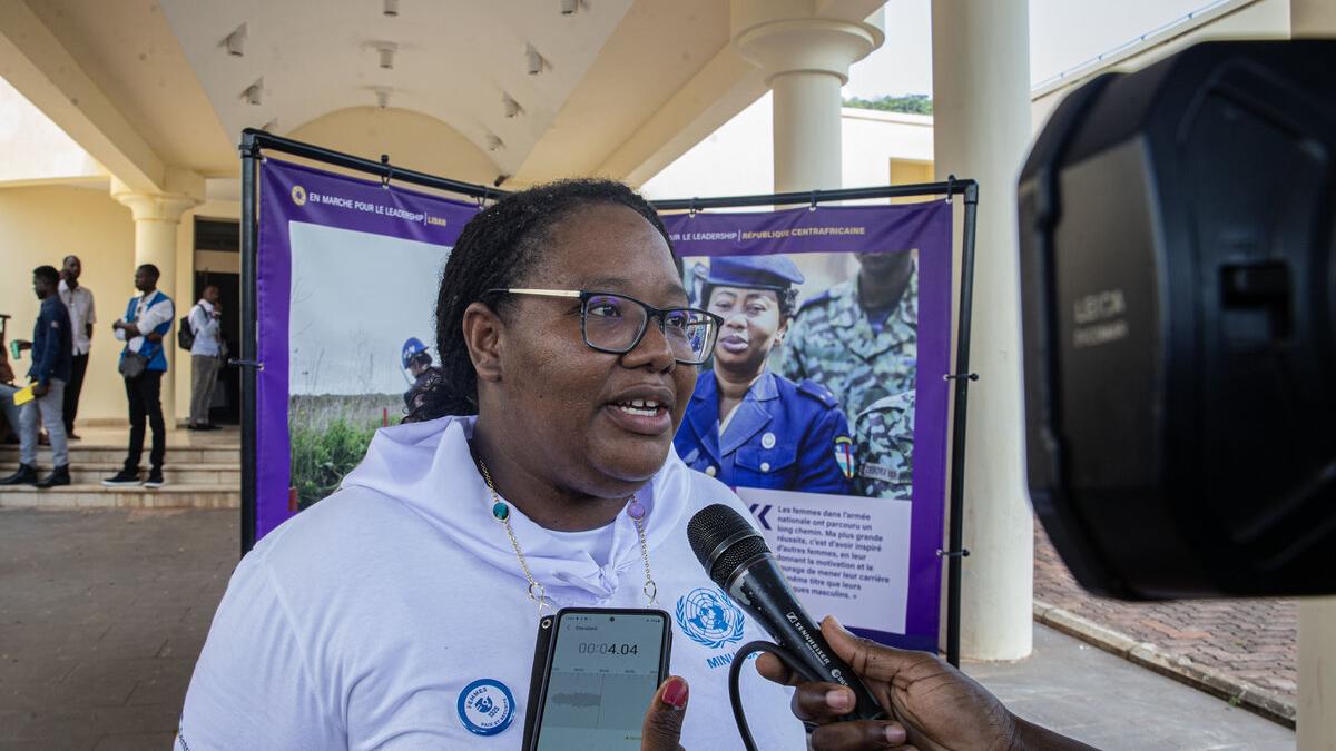 Miryam Djangala Fall est interviewée à l’extérieur du lieu de l’événement. 