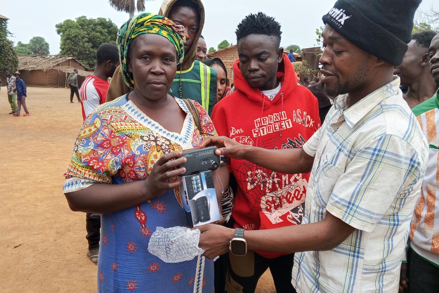 radios solaires a Dilapoko pour une femme
