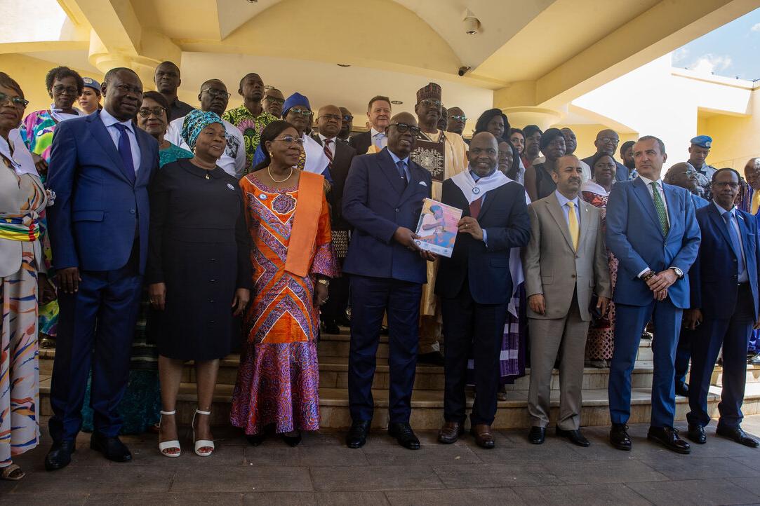 Des représentants posent pour une photo. 