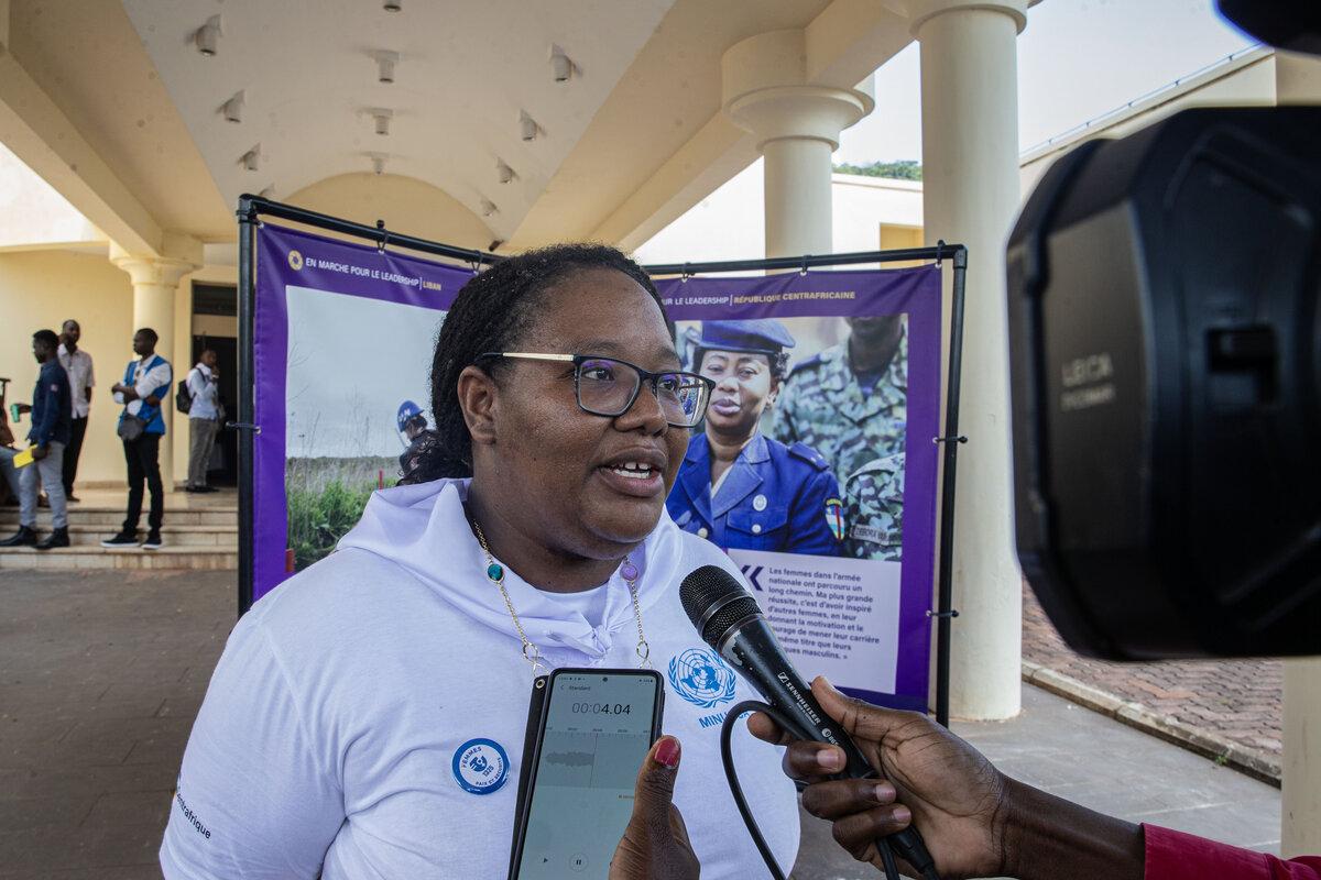 Miryam Djangala Fall est interviewée à l’extérieur du lieu de l’événement. 