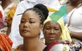 Journée internationale de la Femme : avec pour ornement dans ses tresses le drapeau ivoirien, cette femme suit attentivement les allocutions lors de cérémonie officielle à laquelle a participé aussi la Chef de l’ONUCI (Abidjan, mars 2016).