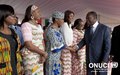   Le Président ivoirien, Alassane Ouattara, salue les autorités féminines, dont la Chef de l’ONUCI, venues assister à la cérémonie commémorant la Journée internationale de la Femme (Abidjan, mars 2016)