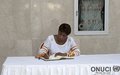 Evènements de Grand-Bassam : la Représentante spéciale signe le livre de condoléances au ministère des Affaires étrangères (Abidjan, mars 2016)