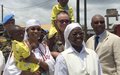  Inauguration du bâtiment rénové de l’Orphelinat ‘’ La Casa Del Sol’’ par l’ONUCI : photo souvenir à la fin de la cérémonie de pensionnaires avec la Représentante spéciale et le Commandant de la Force de la Mission (Tabou, mars 2016)