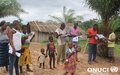 Des habitants du village de Zeitouo feuillettent le bulletin d’information ‘’La Force de la Paix’’ axé sur les Casques bleus de l’ONUCI (Zeitouo près de Toulepleu, mars 2016)