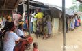 ONUCI Tour à Zeitouo : les populations s’agglutinent autour de la case pleine pour ne rien rater de cette rencontre axée sur la lutte contre les mutilations génitales (Zeitouo près de Toulepleu, mars 2016)