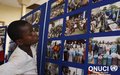 Regard scrutateur d'un adolescent sur les photos retraçant les activités de l'ONUCI lors des Journées des Nations Unies (Danané, avril 2016)