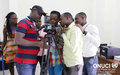 Comment utiliser le trépied d’une caméra : explications données aux étudiants membres du Club de non-violence de l’Université Alassane Ouattara lors d’une formation en vidéo animée par l’ONUCI (Bouaké, avril 2016) 