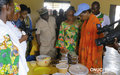 Les femmes de Niellé présentent à la Cheffe de l’ONUCI les condiments et épices, produits finis de leur coopérative Wowêla qui a reçu un financement de la Mission onusienne dans le cadre de son programme des Projets à impact rapide (Niellé, juillet 2016)