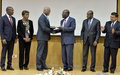 Le Sous-Secrétaire général des Nations Unies chargé des Opérations de la paix remet officiellement le Plan de transfert des responsabilités de l’ONUCI au Premier Ministre ivoirien