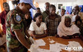 Journées de l’ONUCI à Sikensi : distribution gratuite de médicaments lors des consultations médicales offertes aux populations (Sikensi, mai 2012) 