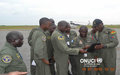 Pilotes sénégalais et ghanéens de l’ONUCI préparent un exercice d’intervention en zone hostile de la Force de réaction rapide (Yamoussoukro, juillet 2016)