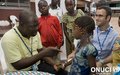   En marge des Journées de l’ONUCI, Drissa Ouattara des Affaires civiles discute avec une fillette sur l’importance d’aller à l’école (Agboville, février 2012) 