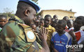 Un Casque bleu ghanéen essaie de se faire comprendre lors d’un échange avec un groupe de jeunes (Bongouanou, février 2012)