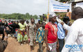   Retour des réfugiés ivoiriens en provenance du Liberia, facilité par le HCR et l’ONUCI : contrôle sanitaire de routine dès la descente du bateau (Prollo, à la frontière avec le Libéria, décembre 2015) 