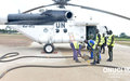 Les éléments du Contingent sénégalais de l’ONUCI testent la qualité du carburant avant de faire le plein de l’hélicoptère pour une mission dans les airs (Daloa, août 2016)