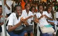 Des élèves, heureux de participer à la caravane de la paix de l'ONUCI à Attecoube (Abidjan, mai 2007) 