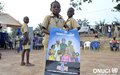 Journées de l'ONUCI à Bongouanou: un jeune élève brandit une affiche de la Mission onusienne contre les abus et exploitations sexuels (février 2015)