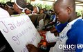 ''J'ai le droit de grandir au sein de ma famille'': message d'une fillette lors de la caravane de l'ONUCI à Koumassi (Abidjan, juin 2007)