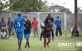 Match amical de football entre le bataillon du Niger de l'ONUCI et les ressortissants de Ouragahio : le soldat onusien (de dos en bleu), après avoir encaissé un but, félicite l'adversaire, fair-play oblige.