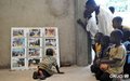 Des enfants captivés par des photos retraçant les activités de l'ONUCI (Danané, mai 2010)