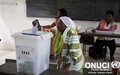 Une femme vote lors de l'élection présidentielle du dimanche 25 octobre (Abidjan, octobre 2015)