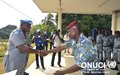 Des gendarmes ivoiriens reçoivent leur attestation à l'issue d'une formation (Abidjan, février 2012)