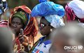 Une femme membre de la Coopérative  des femmes de Niellé (680 km au nord d’Abidjan) scrute attentivement son téléphone portable au travers de ses lunettes de soleil (Avril 2015)