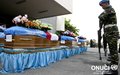 Hommage de l'ONUCI  à six Casques bleus égyptiens décédés dans l'exercice de leurs fonctions, au cours d'un accident sur l'axe Yamoussoukro - Abidjan (Abidjan, février 2015).