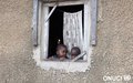 Deux enfants observent de loin la cérémonie d’inauguration du Foyer des jeunes du quartier Jérusalem d’Attecoube réhabilité par l’ONUCI (Abidjan, septembre 2014)