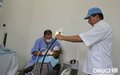 Un dentiste du Contingent Marocain de l’ONUCI soigne un patient (Bouaké, janvier 2007)