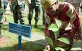 La Représentante spéciale plantant un arbre en marge de la cérémonie  de remise de médailles au Contingent bangladais de l’ONUCI (Man, novembre 2013)