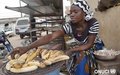 Une vendeuse de bananes braisées, à l’œuvre dans les rues d’Agboville (février 2012)