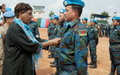 La Représentante spéciale récompense 104 soldats de l’armée de l’air bangladaise