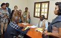 Le Représentant spécial adjoint, Arnauld Akodjènou, visite le centre d’écoute de la CDVR de Vridi