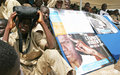 - Caravane scolaire de l'ONUCI à Abobo sous un soleil de plomb: un élève se crée de l'ombre avec son sac (Abidjan, juin 2007)