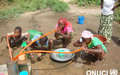 De jeunes gens s'approvisionnent en eau potable avec les moyens de bord dans les rues de Bondo, près de Bondoukou   (Bondo, février 2012)