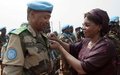 La Représentante spéciale remet la médaille des Nations Unies à 150 Casques bleus du 20e contingent nigérien de l’ONUCI à Gagnoa 