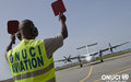 - Un employé de la Section Aviation de l'ONUCI guide un avion à son atterrissage (Abidjan, mai 2012)