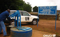 La pompe hydraulique réhabilitée par l'ONUCI dans le cadre de son programme de Projets à impact rapide permet aux populations de Napie d'avoir accès l'eau potable (Napie, avril 2005)  