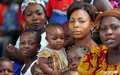 Femmes et enfants sont venus assister à la réouverture de la maternité du village de Raviart, dans le département de Didievi, après sa réhabilitation par l'ONUCI (Raviart, avril 2007)