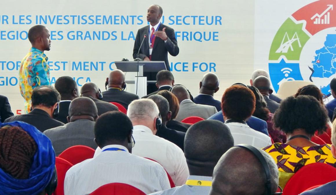 Le Sous-Secrétaire général M. Modibo Touré prend la parole à la cérémonie de clôture de la Conférence sur l’investissement du secteur privé dans la région des Grands Lacs tenue à Kinshasa (RDC) le 25 février 2016 (Ph. Penangnini Toure)