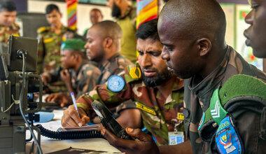 Un groupe de Casques bleus travaille ensemble.