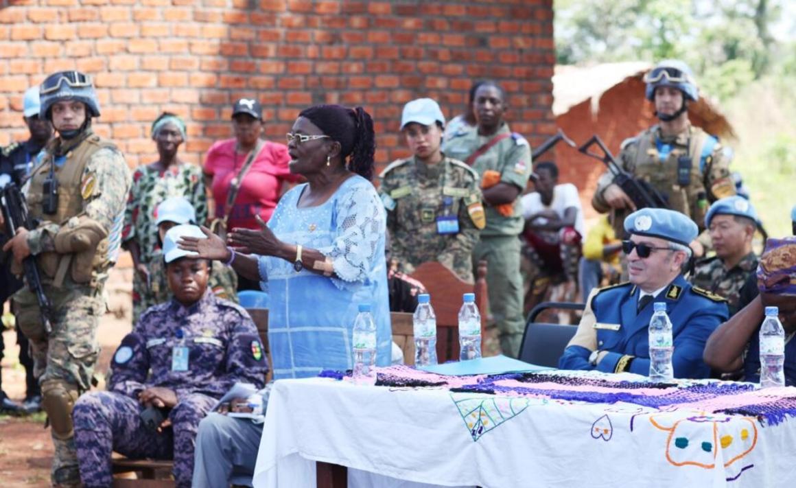 Un groupe de Casques bleus s'adresse aux habitants de la communauté, à l'extérieur