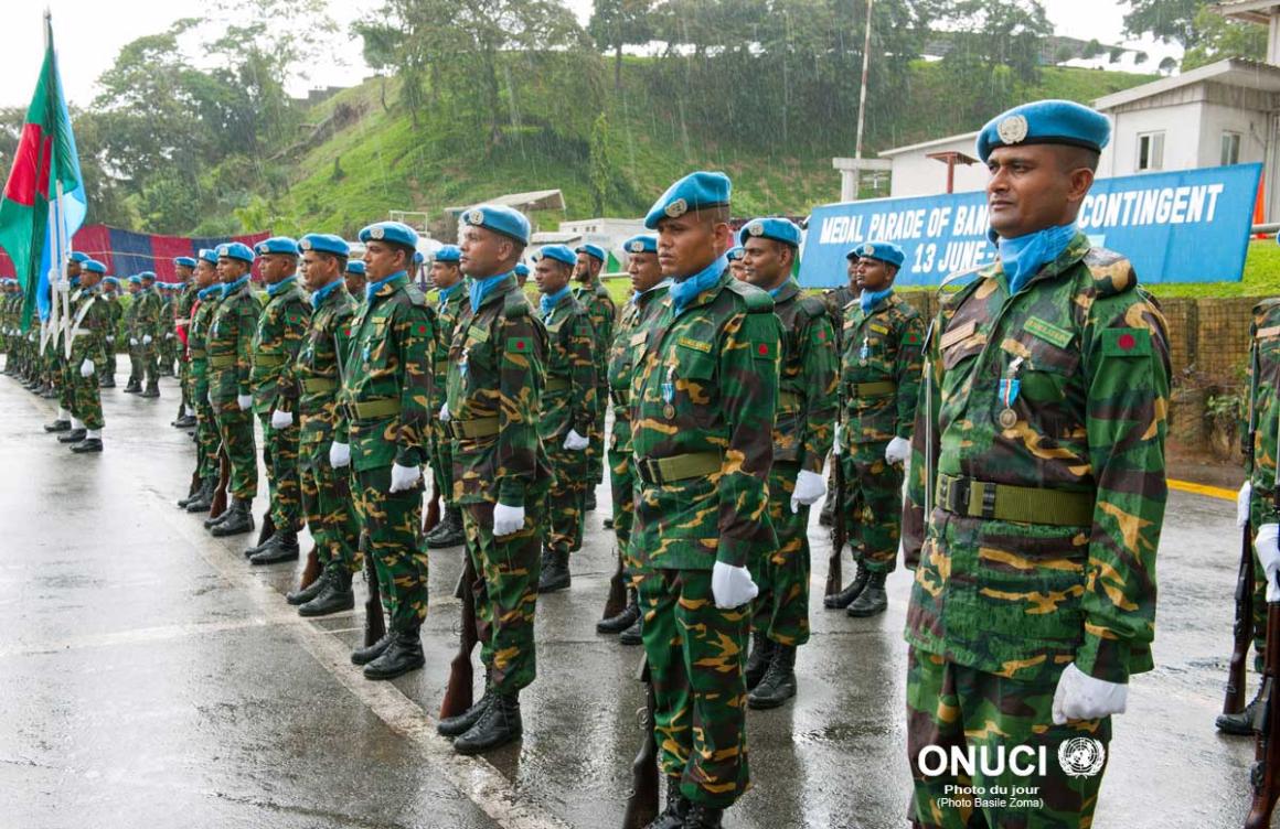 Cérémonie de remise de médailles au Contingent bangladais de l'ONUCI ...